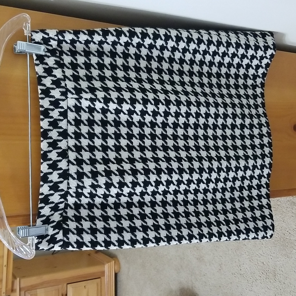 Chadwicks of Boston Black and White Houndstooth Short Pencil skirt size 6
